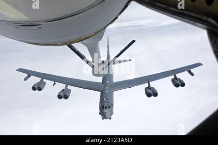 Ein Langstreckenbomber der US Air Force vom Typ Boeing B-52 Stratofortress im Flug. Ein Langstreckenbomber der US Air Force vom Typ Boeing B-52 Stratofortress im Flug. Mildenhall Suffolk Großbritannien *** A US Air Force Boeing B 52 Stratofortress Langstreckenbomber im Flug A US Air Force Boeing B 52 Stratofortress Langstreckenbomber im Flug Mildenhall Suffolk Vereinigtes Königreich Credit: Imago/Alamy Live News Stockfoto