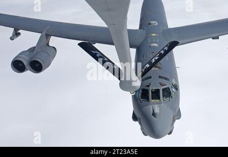 Ein Langstreckenbomber der US Air Force USAF vom Typ Boeing B-52 Stratofortress wird in der Luft mit Kerosin betankt. Ein Langstreckenbomber der US Air Force USAF vom Typ Boeing B-52 Stratofortress wird in der Luft mit Kerosin betankt. Mildenhall Suffolk Großbritannien *** Ein US Air Force USAF Boeing B 52 Stratofortress Langstreckenbomber wird mit Jet-Treibstoff in der Luft betankt Ein US Air Force USAF Boeing B 52 Stratofortress Langstreckenbomber wird mit Jet-Treibstoff in der Luft betankt Mildenhall Suffolk Vereinigtes Königreich Credit: Imago/Alamy Live News Stockfoto