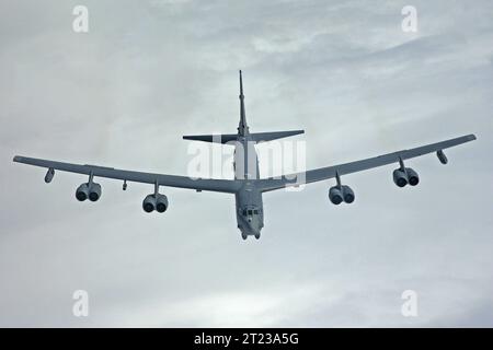 Ein Langstreckenbomber der US Air Force vom Typ Boeing B-52 Stratofortress im Flug. Ein Langstreckenbomber der US Air Force vom Typ Boeing B-52 Stratofortress im Flug. Mildenhall Suffolk Großbritannien *** A US Air Force Boeing B 52 Stratofortress Langstreckenbomber im Flug A US Air Force Boeing B 52 Stratofortress Langstreckenbomber im Flug Mildenhall Suffolk Vereinigtes Königreich Credit: Imago/Alamy Live News Stockfoto