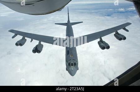 Ein Langstreckenbomber der US Air Force vom Typ Boeing B-52 Stratofortress im Flug. Ein Langstreckenbomber der US Air Force vom Typ Boeing B-52 Stratofortress im Flug. Mildenhall Suffolk Großbritannien *** A US Air Force Boeing B 52 Stratofortress Langstreckenbomber im Flug A US Air Force Boeing B 52 Stratofortress Langstreckenbomber im Flug Mildenhall Suffolk Vereinigtes Königreich Credit: Imago/Alamy Live News Stockfoto