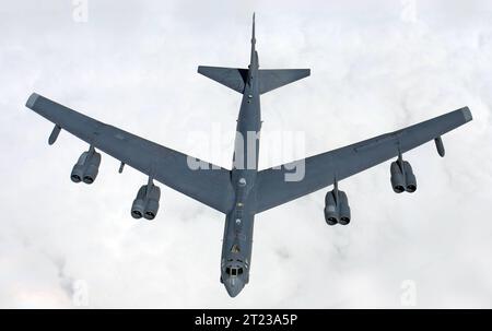 Ein Langstreckenbomber der US Air Force vom Typ Boeing B-52 Stratofortress im Flug. Ein Langstreckenbomber der US Air Force vom Typ Boeing B-52 Stratofortress im Flug. Mildenhall Suffolk Großbritannien *** A US Air Force Boeing B 52 Stratofortress Langstreckenbomber im Flug A US Air Force Boeing B 52 Stratofortress Langstreckenbomber im Flug Mildenhall Suffolk Vereinigtes Königreich Credit: Imago/Alamy Live News Stockfoto