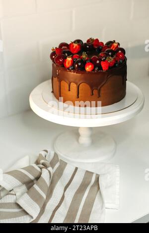 Gesunder Schokoladenkuchen mit zuckerfreien Mandeln auf einem Teller, dekoriert mit frischen Beeren. Selektiver Fokus. Keto-Diät. Stockfoto