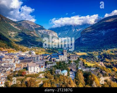 Torla-Ordesa bei Sonnenuntergang und der Nationalpark Ordesa & Monte Perdido in den pyrenäen Spanien Stockfoto