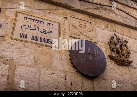Die Platte mit der Aufschrift „Via Dolorosa“ („Weg des Leidens“), geschrieben in lateinischer, arabischer und hebräischer Sprache, markiert den letzten Weg Jesu Christi in Jerusalem Stockfoto