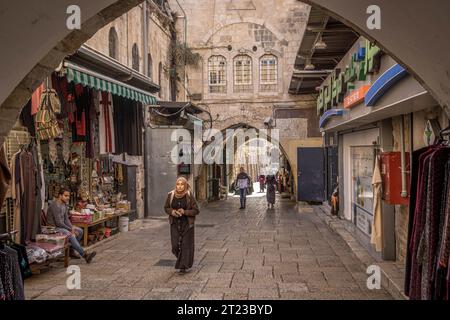 Die Einheimischen und kleine Geschäfte befinden sich auf den Straßen des muslimischen Viertels in der Altstadt von Jerusalem, Israel. Stockfoto