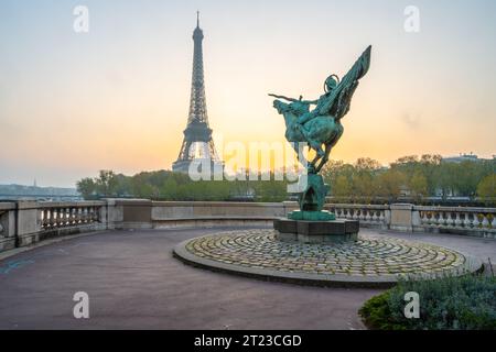 Statue France Reborn, französisch: La France renaissante auf der Bir Hakeim-Brücke mit Eiffelturm im Hintergrund. Paris, Frankreich Stockfoto