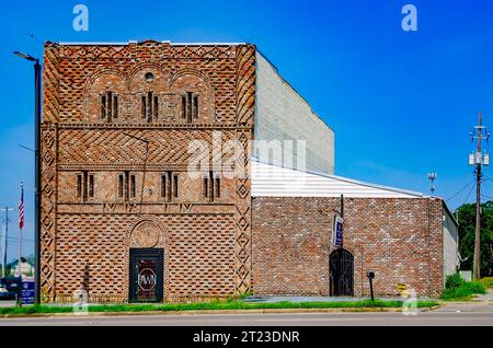 Ein historisches Gebäude mit dekorativem Ziegelwerk ist auf der Main Street am 24. Juni 2023 in Moss Point, Mississippi, abgebildet. Stockfoto