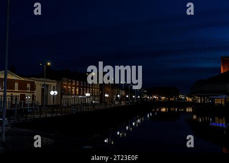 Lichtreflexionen im Princes Dock at Night, Hull, East Yorkshire, Stockfoto