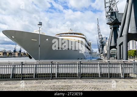 Sunborn Yachtboot liegt in Docklands, London Stockfoto