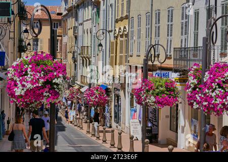 Die Altstadt von Antibes zeigt den zentralen „Place National“ und die Straßen in der Nähe mit Blumen. Stockfoto