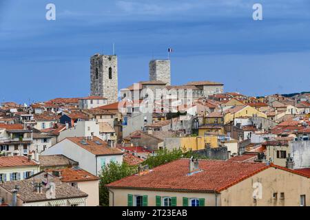 Panoramablick auf eine Stadt an der Mittelmeerküste mit der historischen Architektur der Altstadt von Antibes an der französischen Riviera Stockfoto