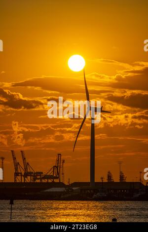 Sonnenuntergang hinter der Windturbine am Tilbury Docks von Gravesend Kent Stockfoto