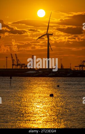 Sonnenuntergang hinter der Windturbine am Tilbury Docks von Gravesend Kent Stockfoto