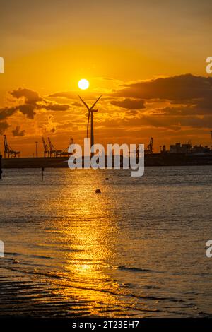 Sonnenuntergang hinter der Windturbine am Tilbury Docks von Gravesend Kent Stockfoto