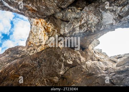 Prisojnik oder Prisank-Fenster. Das große Felsenfenster in den Alpen, Triglav Nationalpark, Julische Alpen, Slowenien Stockfoto