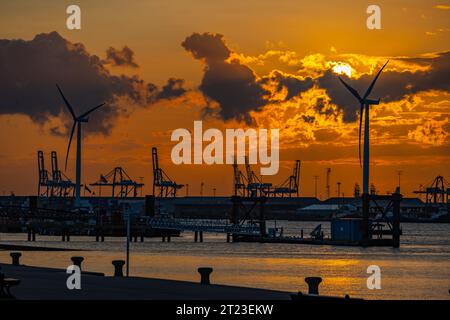 Sonnenuntergang hinter der Windturbine am Tilbury Docks von Gravesend Kent Stockfoto