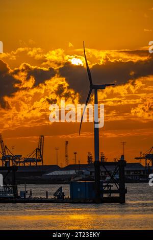 Sonnenuntergang hinter der Windturbine am Tilbury Docks von Gravesend Kent Stockfoto