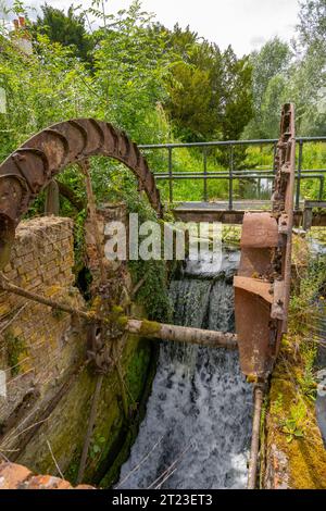 Stillgelegtes Mühlenrad bei der Wassermühle am Fluss Pant bei Great Bardfield Essex Stockfoto