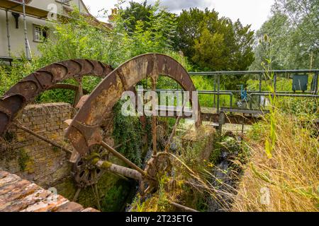 Stillgelegtes Mühlenrad bei der Wassermühle am Fluss Pant bei Great Bardfield Essex Stockfoto