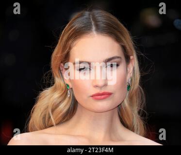 Lily James nimmt an der Weltpremiere der Guernsey Literary and Potato Peel Pie Society auf dem Curzon Mayfair in London Teil. Stockfoto