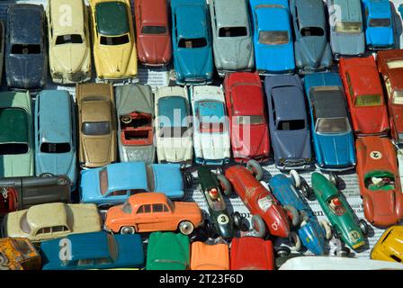 Antike Spielzeugautos zum Verkauf auf einem Flohmarkt in Cahors, Frankreich Stockfoto