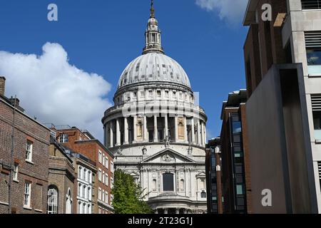 Blick entlang der Peter's Hill Street in Richtung St Paul's Cathedral in London Stockfoto