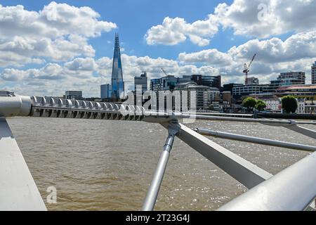 London City Skyline entlang der Themse Fotograf von Millennium Bridge Stockfoto