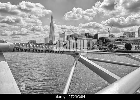 London City Skyline entlang der Themse Fotograf von Millennium Bridge Stockfoto