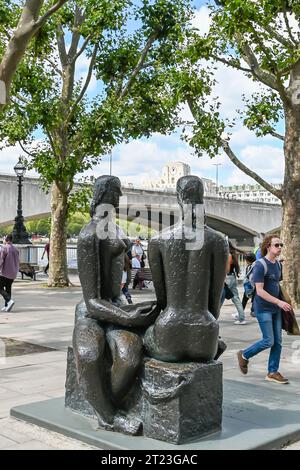 Die Statue wurde London Pride genannt, am Eingang zum Royal National Theatre am Südufer der Themse in London Stockfoto