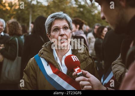 Paris, Frankreich. Oktober 2023. Olivier Donnars/Le Pictorium - Tribut an Dominique Bernard - 16/10/2023 - Frankreich/Paris - Sandrine Rousseau, MP Ecologin - NUPES, bei der Rallye Place de la Republique in Paris zu Ehren von Dominique Bernard und Samuel Paty, berufen von der Ile-de-France Teachers' union, Credit: LE PICTORIUM/Alamy Live News Stockfoto