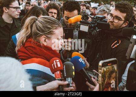 Paris, Frankreich. Oktober 2023. Olivier Donnars/Le Pictorium - Tribut an Dominique Bernard - 16/10/2023 - Frankreich/Paris - Mathilde Panot, Abgeordneter LFI - NUPES, bei der Rallye Place de la Republique in Paris zu Ehren von Dominique Bernard und Samuel Paty, die von der Ile-de-France Teachers' union berufen wurde, Credit: LE PICTORIUM/Alamy Live News Stockfoto