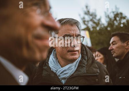 Paris, Frankreich. Oktober 2023. Olivier Donnars/Le Pictorium - Tribut an Dominique Bernard - 16/10/2023 - Frankreich/Paris - Olivier Faure, Abgeordneter der Sozialistischen Partei, bei der Rallye Place de la Republique in Paris zu Ehren von Dominique Bernard und Samuel Paty, die von der Ile-de-France Teachers' union berufen wurde, Credit: LE PICTORIUM/Alamy Live News Stockfoto