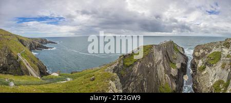 Panoramabild der pedastrischen Brücke zum Leuchtturm Mizen Head im Südwesten Irlands Stockfoto