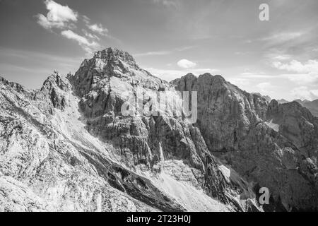 Razor Mountain. Sonniger Tag in den Julischen Alpen, Slowenien. Schwarzweißbild. Stockfoto