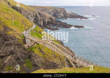 Pedastrische Brücke zum Leuchtturm Mizen Head im südlichen Westen Irlands Stockfoto