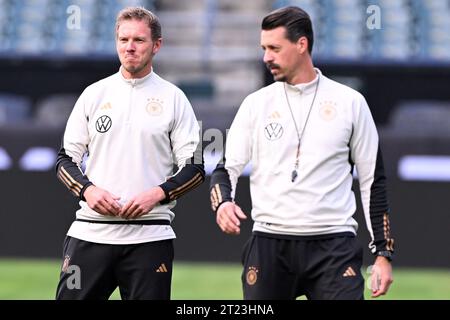 Philadelphia, USA. Oktober 2023. Fußball: Nationalmannschaft, vor dem internationalen Spiel gegen Mexiko im Lincoln Financial Field. Der deutsche Nationaltrainer Julian Nagelsmann (l) und Co-Trainer Sandro Wagner im Endtraining vor dem Spiel gegen Mexiko. Quelle: Federico Gambarini/dpa/Alamy Live News Stockfoto