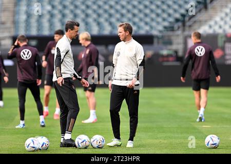 Philadelphia, USA. Oktober 2023. Fußball: Nationalmannschaft, vor dem internationalen Spiel gegen Mexiko im Lincoln Financial Field. Der deutsche Assistenztrainer Sandro Wagner (l) und der Nationaltrainer Julian Nagelsmann im Endtraining vor dem Spiel gegen Mexiko. Quelle: Federico Gambarini/dpa/Alamy Live News Stockfoto