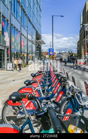 London, Großbritannien, 27. August 2023: Fahrradparkplatz Stockfoto