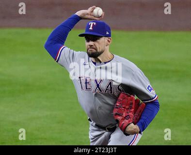 Houston, Usa. Oktober 2023. Die Texas Rangers, die den Pitcher Nathan Eovaldi starten, werfen im zweiten Spiel der ALCS im Minute Maid Park in Houston am Montag, den 16. Oktober 2023 im ersten Inning gegen die Houston Astros. Foto: Kevin M. Cox/UPI Credit: UPI/Alamy Live News Stockfoto