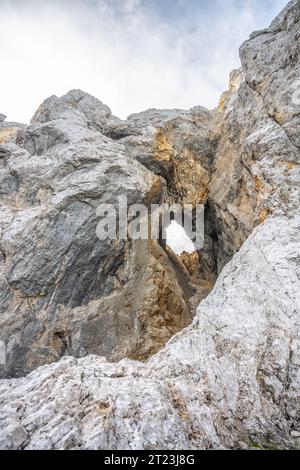 Prisojnik oder Prisank-Fenster. Das große Felsenfenster in den Alpen, Triglav Nationalpark, Julische Alpen, Slowenien Stockfoto