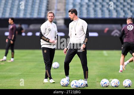 Philadelphia, USA. Oktober 2023. Fußball: Nationalmannschaft, vor dem internationalen Spiel gegen Mexiko im Lincoln Financial Field. Der deutsche Nationaltrainer Julian Nagelsmann (l) und Co-Trainer Sandro Wagner im Endtraining vor dem Spiel gegen Mexiko. Quelle: Federico Gambarini/dpa/Alamy Live News Stockfoto