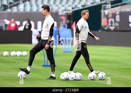 Philadelphia, USA. Oktober 2023. Fußball: Nationalmannschaft vor dem internationalen Spiel gegen Mexiko im Lincoln Financial Field. Der deutsche Nationaltrainer Julian Nagelsmann (r) und Co-Trainer Sandro Wagner im Endtraining vor dem Spiel gegen Mexiko. Quelle: Federico Gambarini/dpa/Alamy Live News Stockfoto