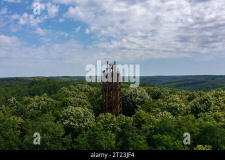 Aus der Vogelperspektive über den Aussichtsturm neben dem Sternpark Zselic im Komitat Baranya, Ungarn. Stockfoto