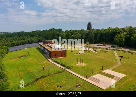 Aus der Vogelperspektive des Zselic Star Park Observatory und Aussichtsturm in Baranya County, Ungarn. Stockfoto