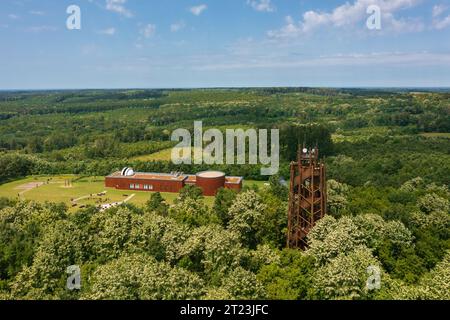 Aus der Vogelperspektive des Zselic Star Park Observatory und Aussichtsturm in Baranya County, Ungarn. Stockfoto