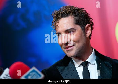 Rosanna Zanetti und David Bisbal nehmen am 16. Oktober 2023 an der Dokumentarpremiere „Bisbal“ im Circulo de las Bellas Artes in Madrid Teil Stockfoto