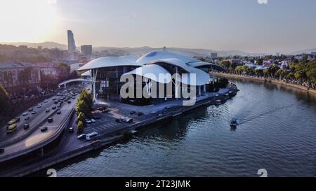 17.08.2023 Tbili, Georgia fantastischer Blick auf die Architektur des öffentlichen Rathauses in Tiflis und des Flusses Kura und einige Wolkenkratzer lea Stockfoto