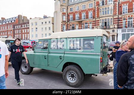 Öffentliche Veranstaltung des Dorset Car Club an der Weymouth Promenade mit klassischem Land Rover Verteidiger, England, Großbritannien, 2023 Stockfoto