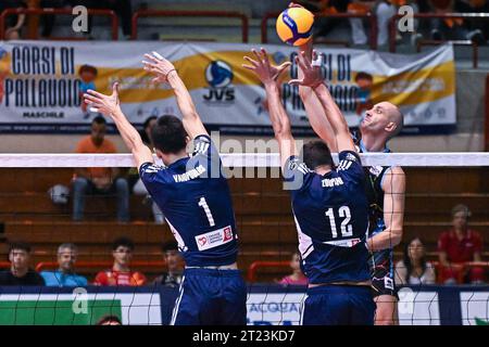 Jesi, Italien. Oktober 2023. Spike of Matey Kaziyski im Finale 3./4. Platz - Allianz Milano vs Olympiakos Piräus, Volleyball Test Match in Jesi, Italien, 15. Oktober 2023 Credit: Independent Photo Agency/Alamy Live News Stockfoto