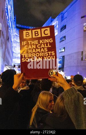 London, Großbritannien. Oktober 2023. Hunderte britisch-jüdischer und pro-israelischer Demonstranten versammelten sich vor dem BBC-Gebäude, äußerten Bedenken über die wahrgenommene Voreingenommenheit und drängten auf die Verwendung des Begriffs "Terrorist" für die Hamas. Die Versammlung zeigte Solidarität mit Israel und zeigte vor allem iranische Personen, die Widerstand gegen das islamische Regime im Iran äußerten und die Flagge Shir-o-Chorshid trugen. Quelle: Sinai Noor/Alamy Live News Credit: Sinai Noor/Alamy Live News Stockfoto